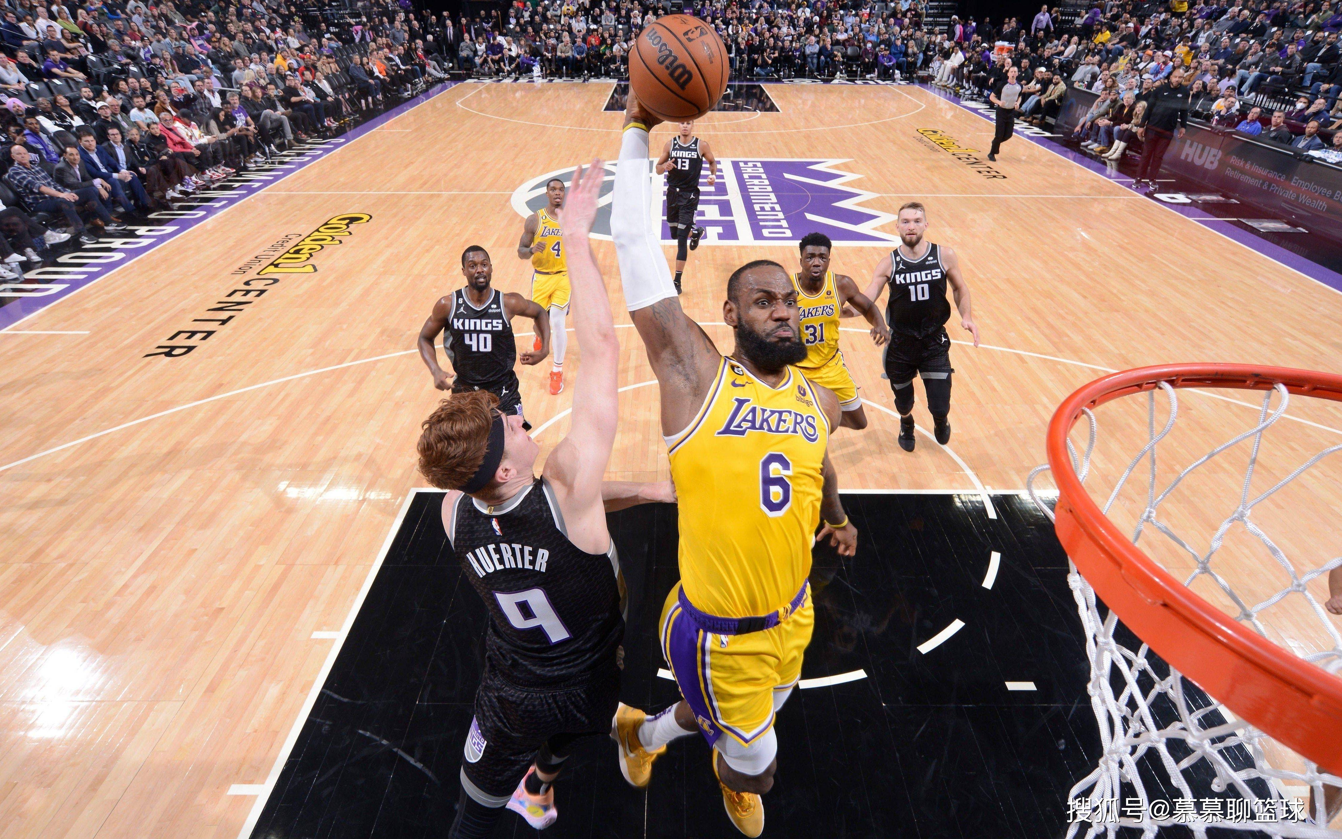 包含开云体育：湖人队训练营：詹姆斯指导年轻球员，传授经验的词条